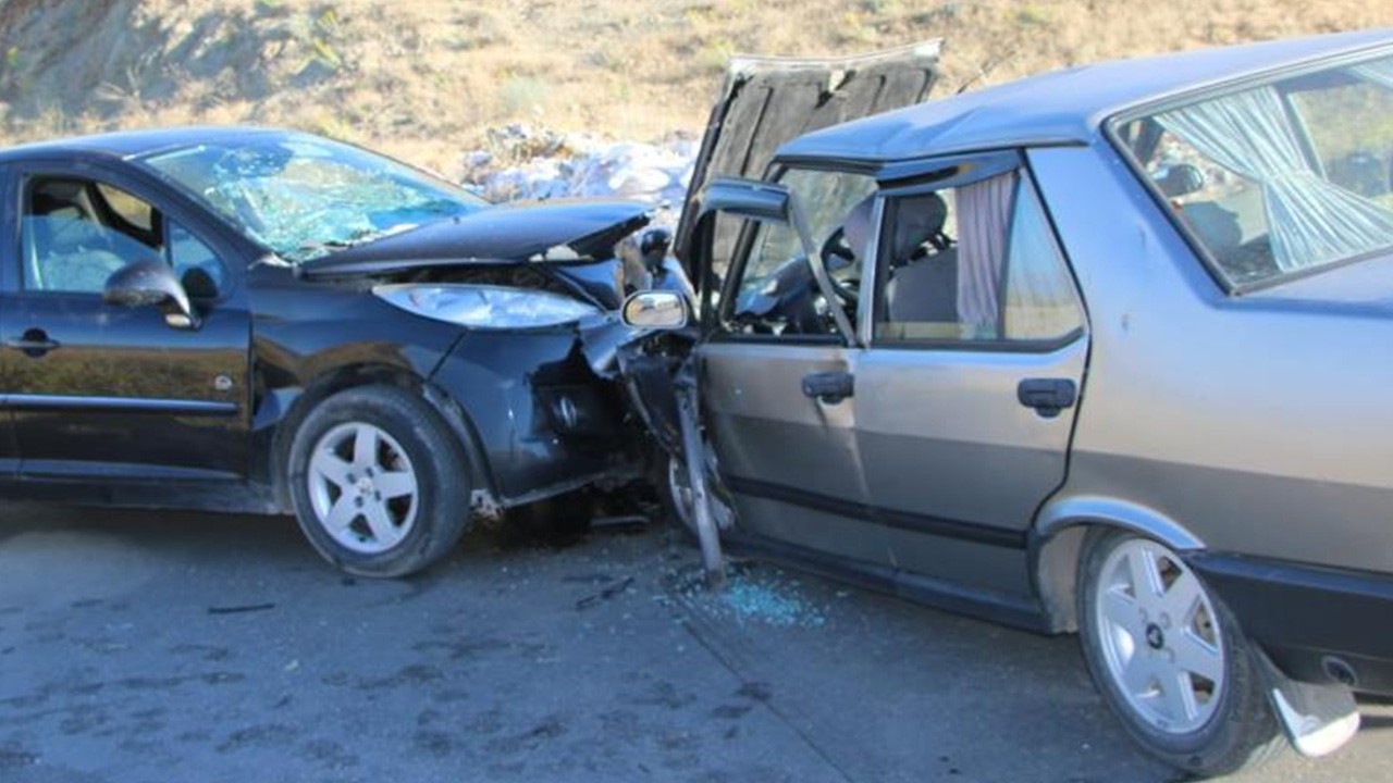 Elazığda otomobiller kafa kafaya çarpıştı Çok sayıda yaralı var