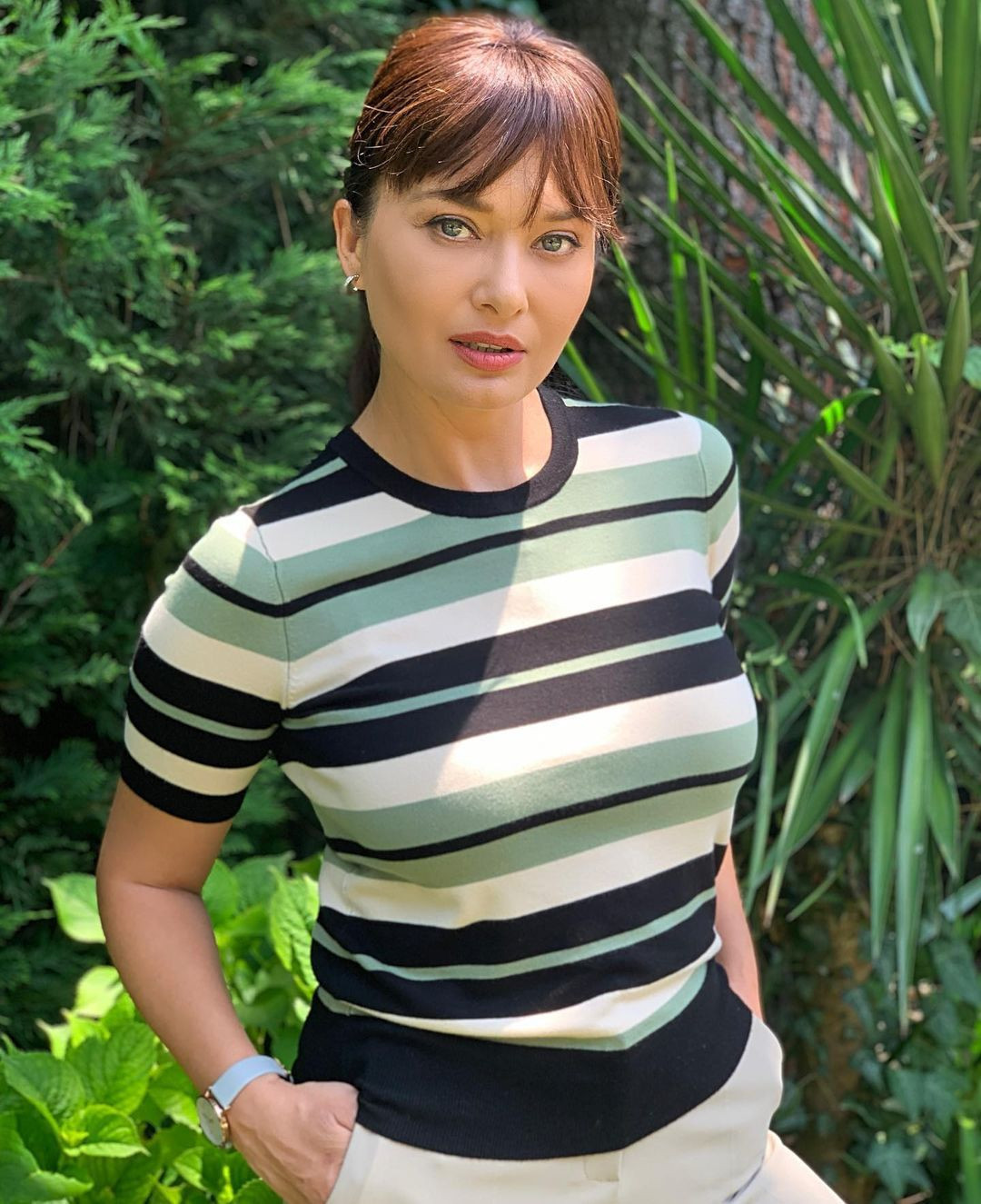 44 yaşındaki Nurgül Yeşilçay, derin yırtmaçlı elbisesiyle nefes kesti - Resim: 4