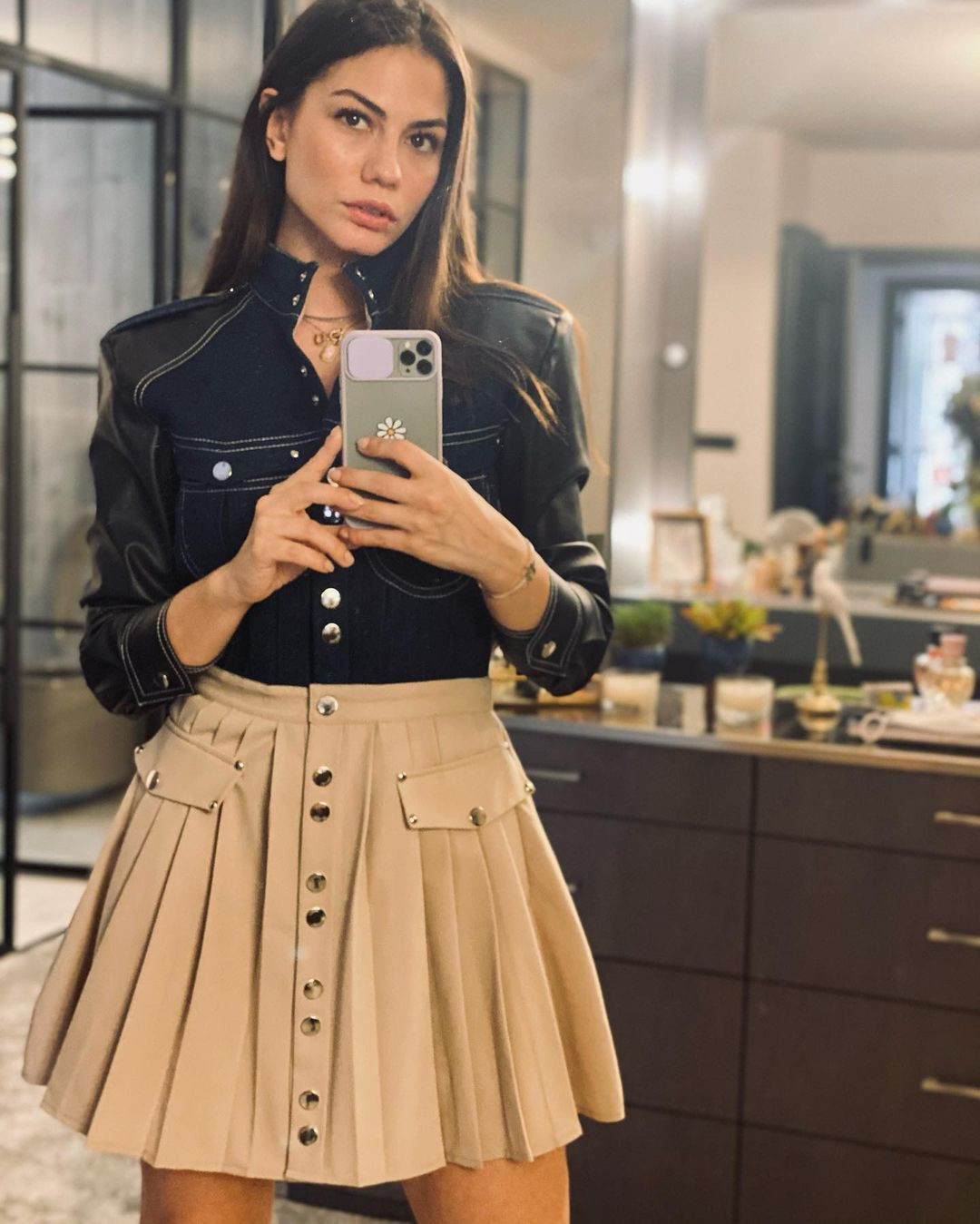 Demet Özdemir’in ayna karşısında verdiği seksi pozu olay oldu! - Resim: 2