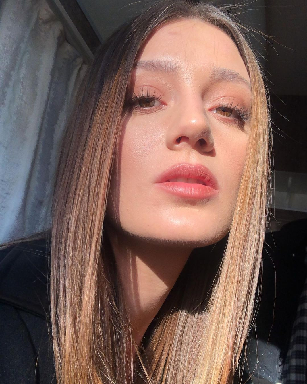 Gizem Karaca cesaretini konuşturdu! Tescilli güzel makyajsız halini paylaştı - Resim: 1