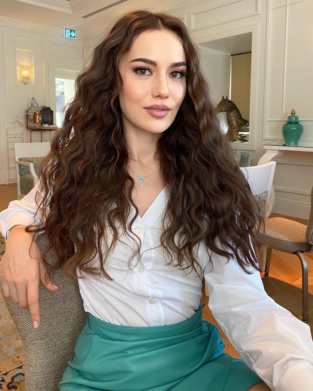 Fahriye Evcen zebra desenli mini elbisesiyle sosyal medyayı yaktı geçti! - Resim: 1