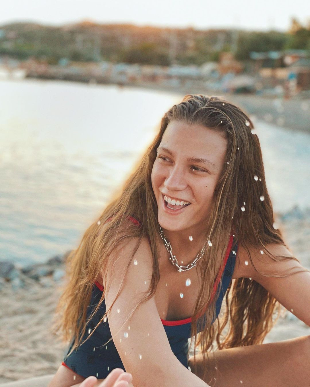 Maldivler'e tatile giden Serenay Sarıkaya sarı mini elbisesi ile büyüledi! - Resim: 3