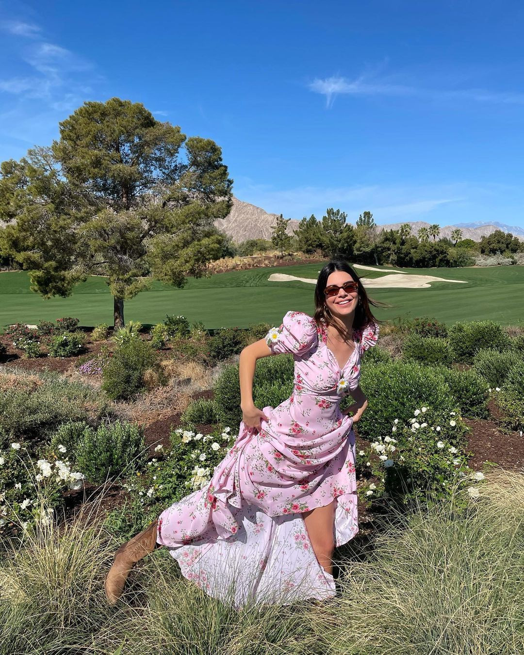 Kendall Jenner iç çamaşırsız tül elbisesiyle yaktı geçti! - Resim: 1