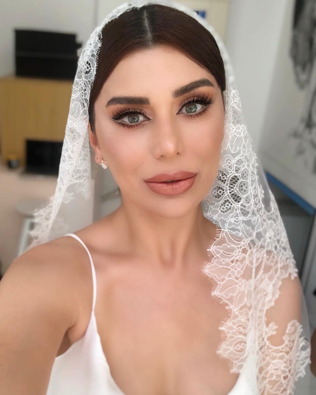 Eski manken Ebru Şancı ekranlara döndü! Yırtmaçlı elbisesi olay oldu! - Resim: 2