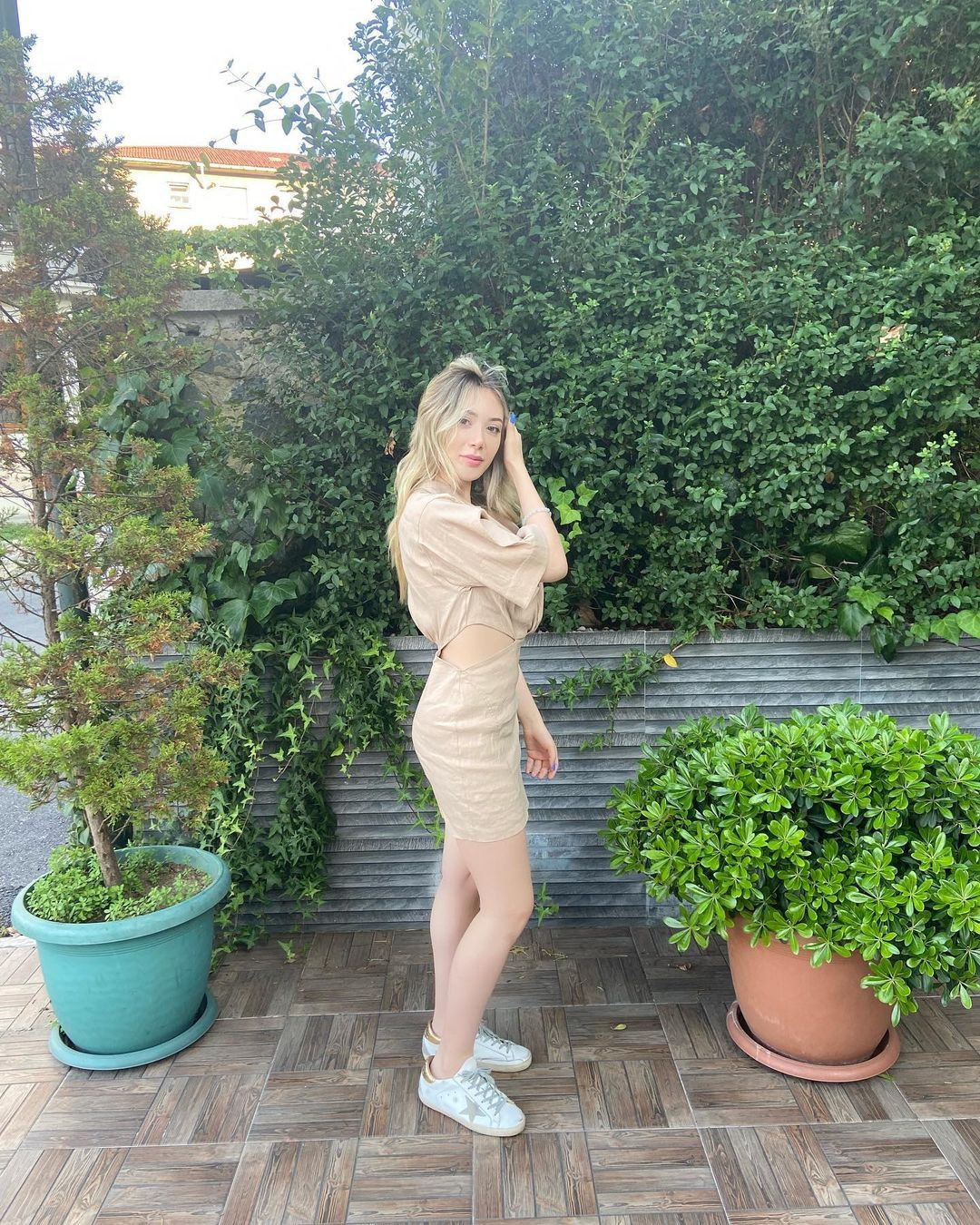 Yasmin Erbil'den mini etekli file çoraplı poz! Bir bakan bir daha baktı - Resim: 4