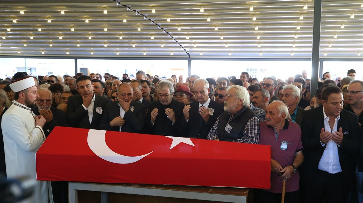 Tarık Ünlüoğlu'nun cenazesinde yine aynı skandal - Resim: 3