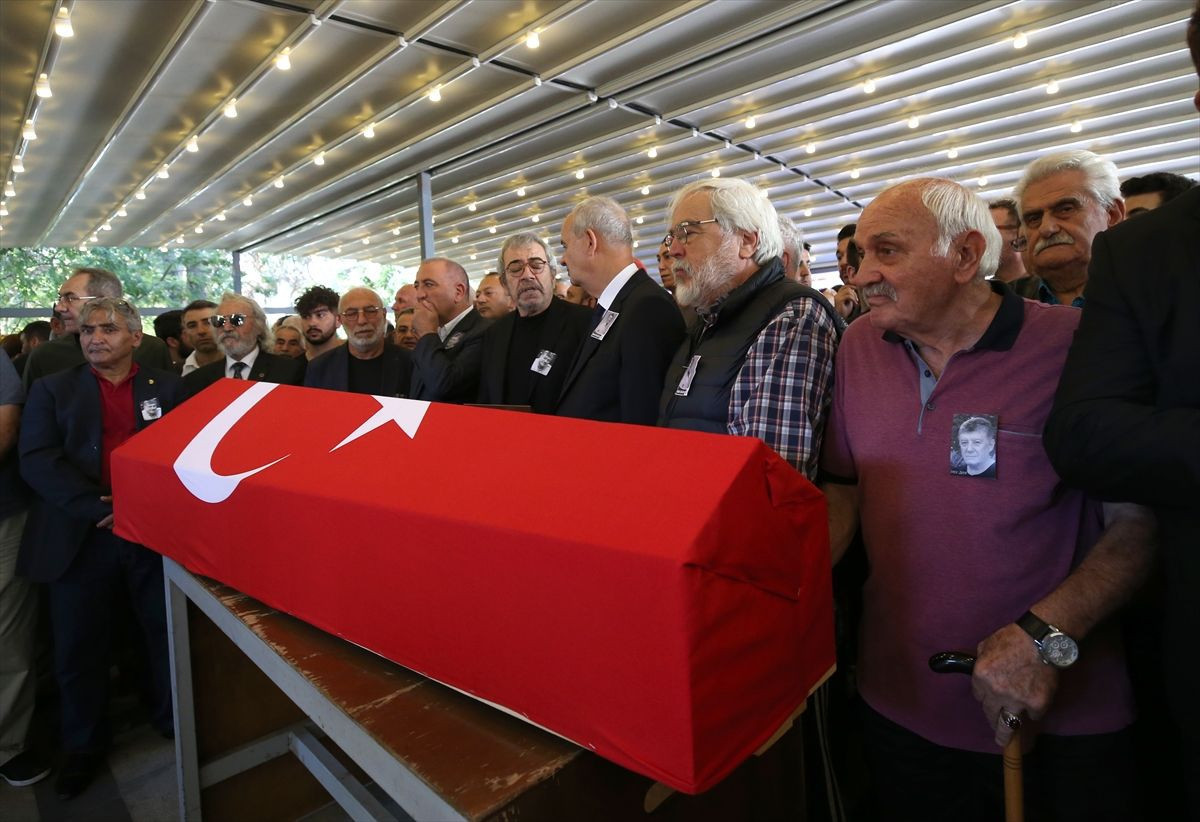 Tarık Ünlüoğlu'nun cenazesinde yine aynı skandal - Resim: 4