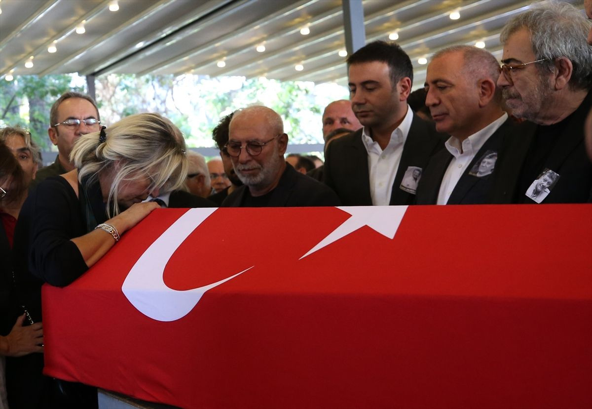 Tarık Ünlüoğlu'nun cenazesinde yine aynı skandal - Resim: 1