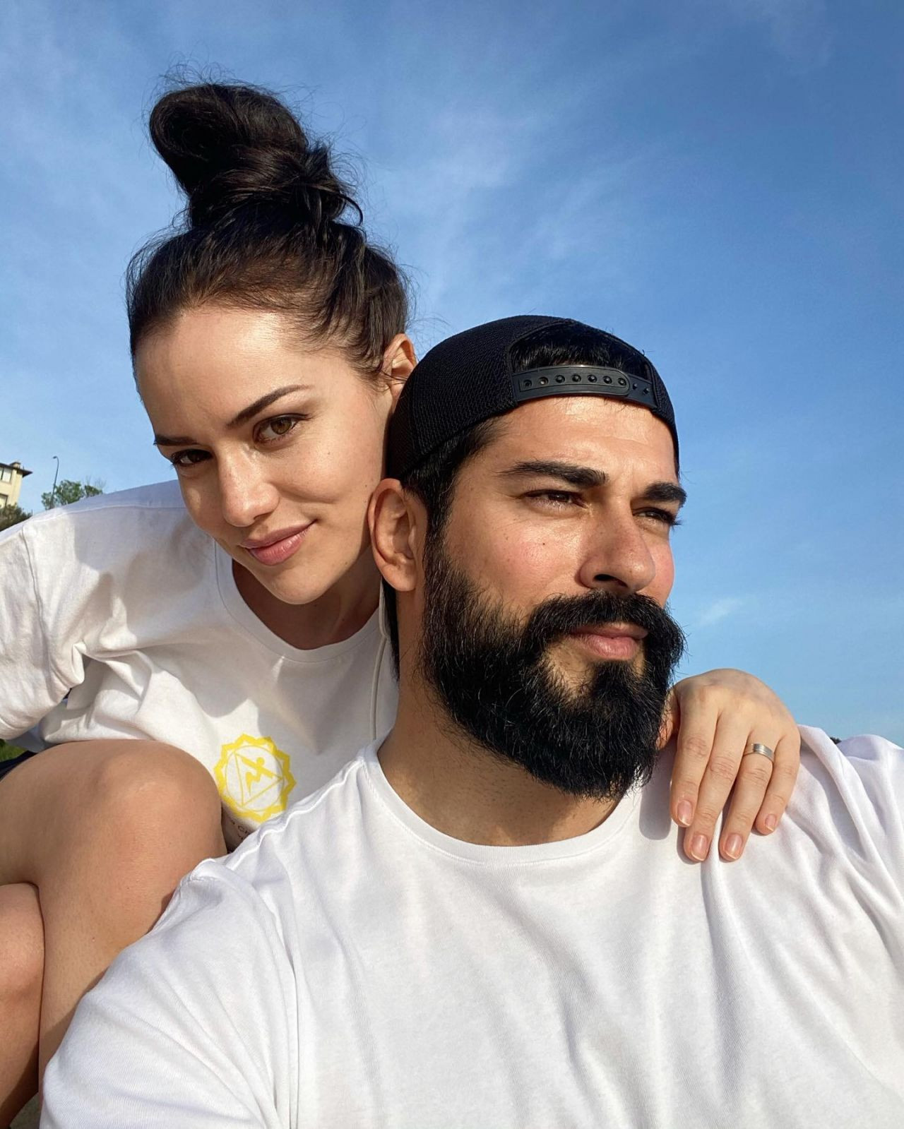 'Karlar kraliçesi' Fahriye Evcen! Pozlarıyla sosyal medyayı salladı - Resim: 2
