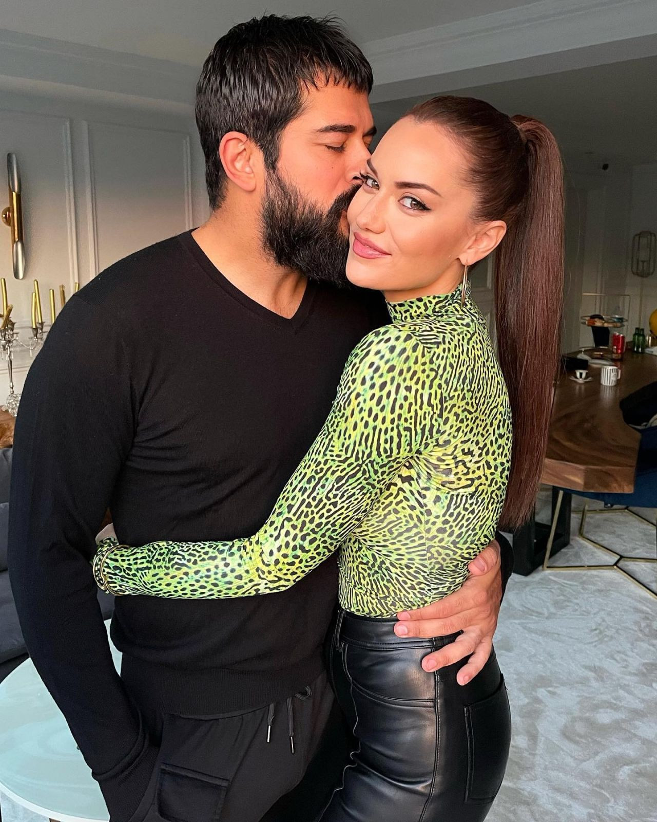 'Karlar kraliçesi' Fahriye Evcen! Pozlarıyla sosyal medyayı salladı - Resim: 1