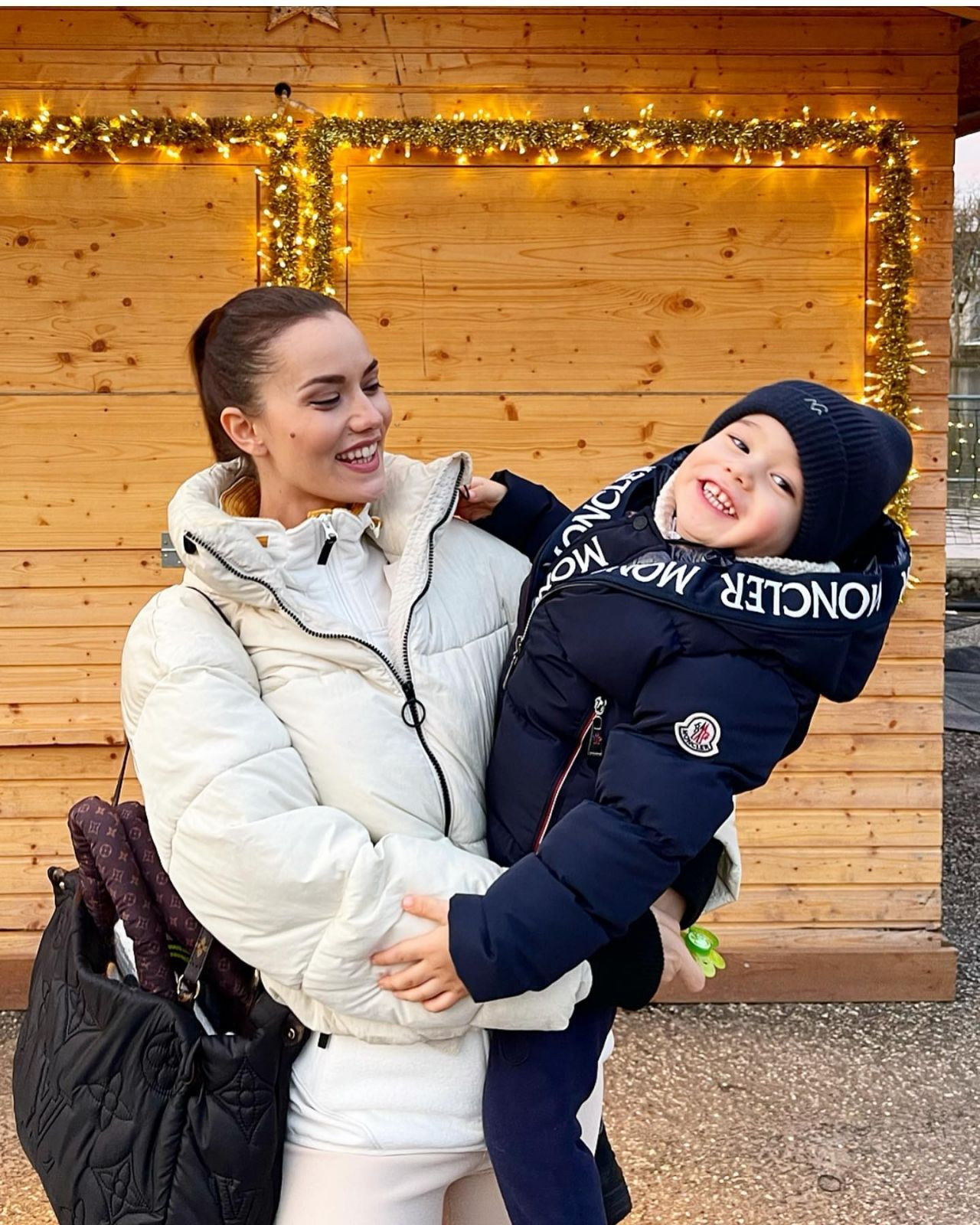 'Karlar kraliçesi' Fahriye Evcen! Pozlarıyla sosyal medyayı salladı - Resim: 4
