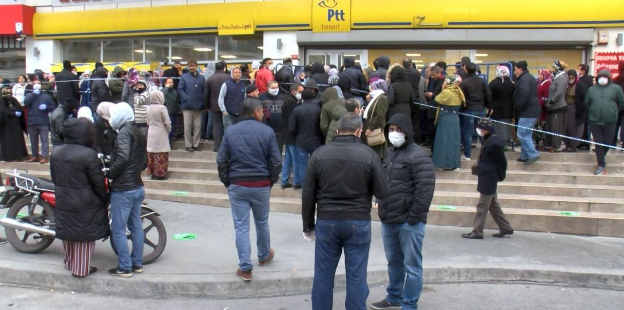 PTT önünde izdiham! Sosyal mesafe yalan oldu - Resim: 4