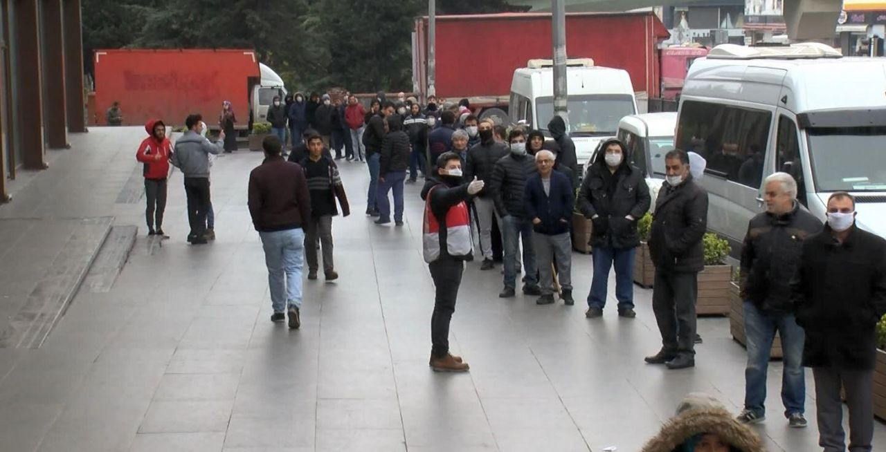 PTT önünde izdiham! Sosyal mesafe yalan oldu - Resim: 2