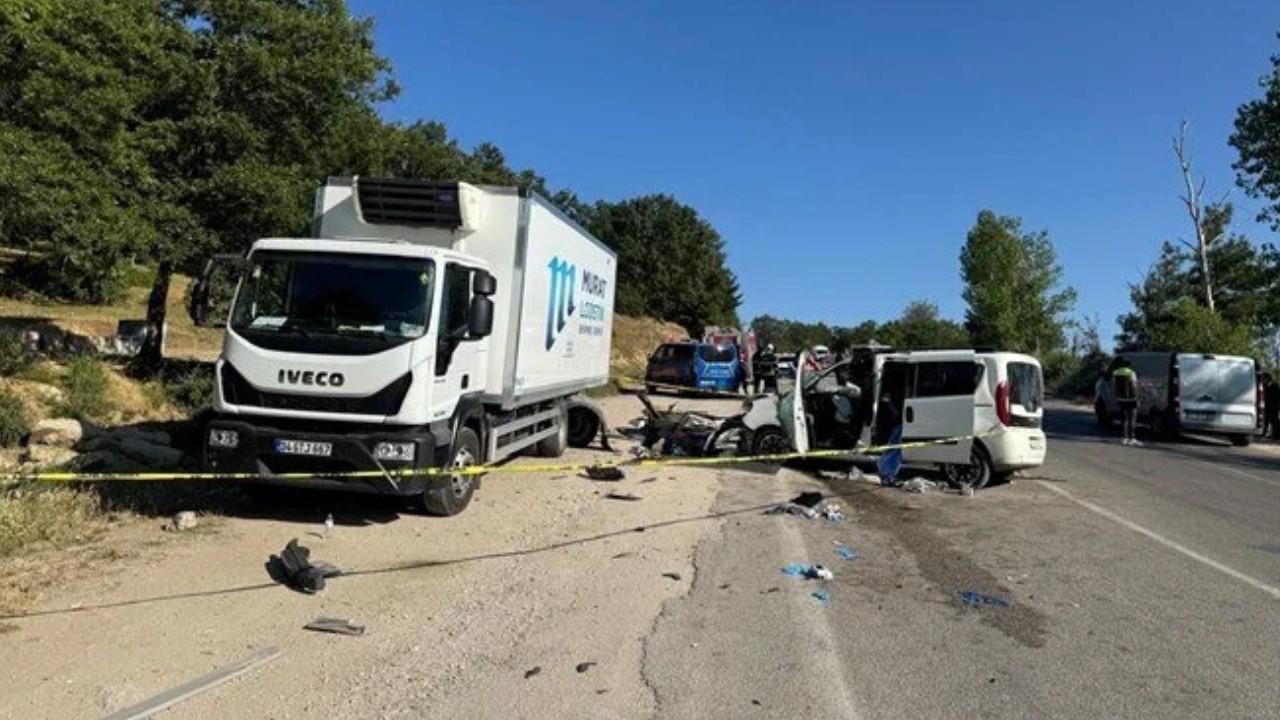 Tokat'ta Korkunç Kaza: Ticari Araç Kamyona Çarptı, Can Pazarı!