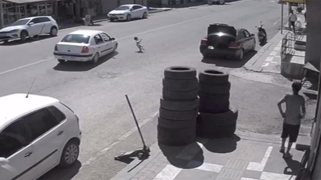 Korkunç kaza! Ailesinden kaçan çocuk metrelerce savruldu!