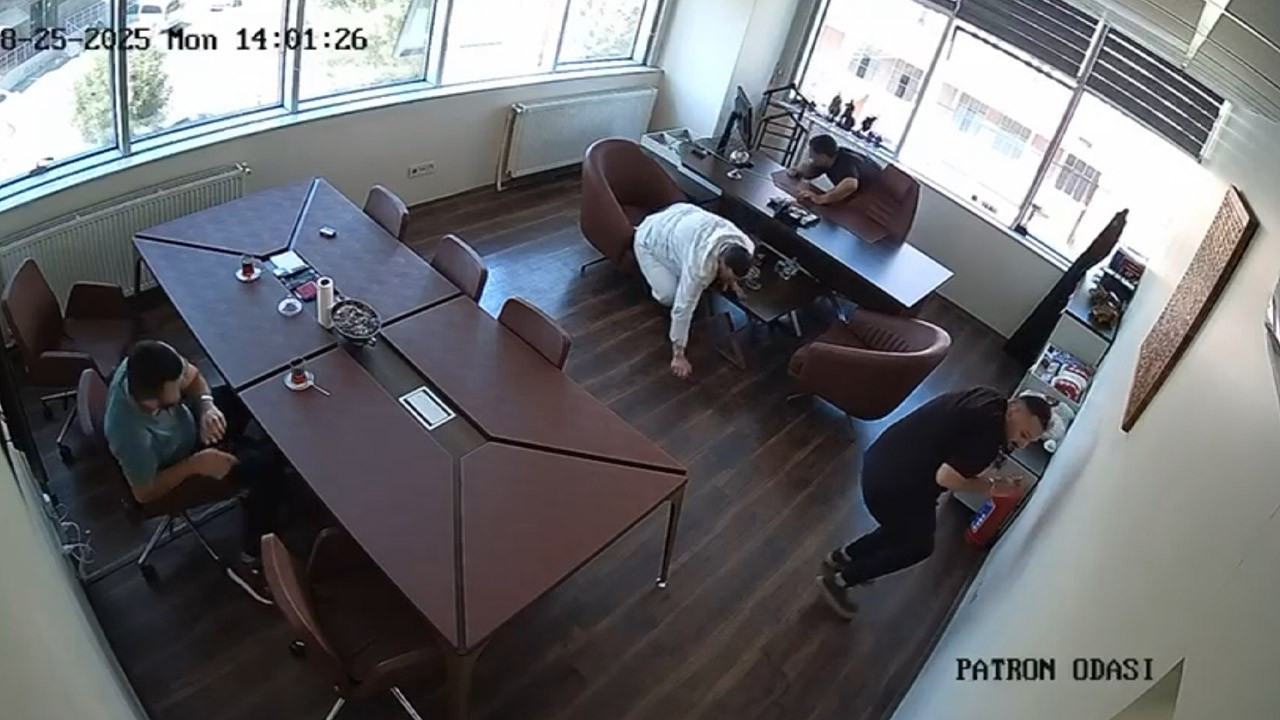 Bağcılar'da kumaş firmasına silahlı saldırı! O anlar kamerada
