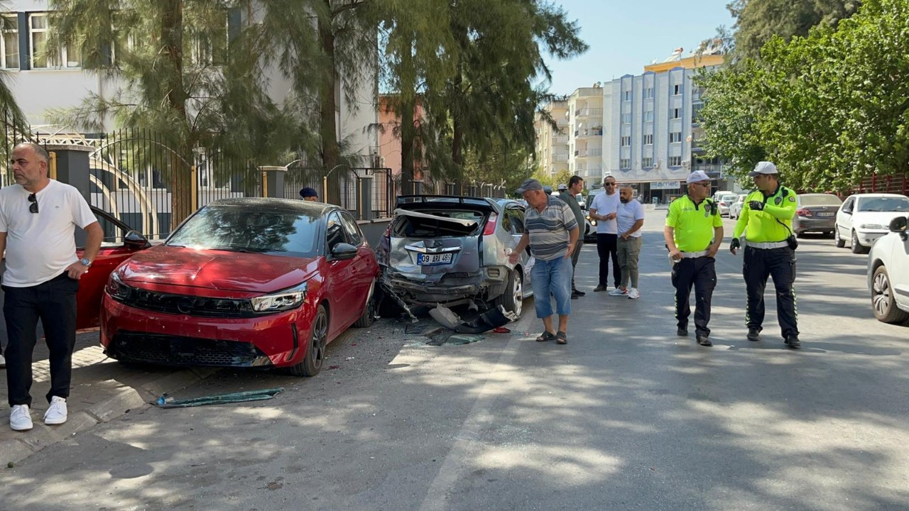 Aydın’da park etmeye çalışırken zincirleme kaza: 5 araç hasar gördü