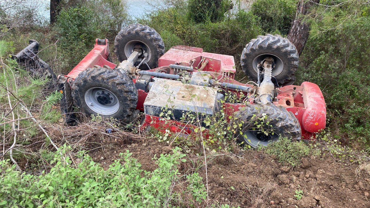 İş makinası şarampole devrildi: Yaralı var