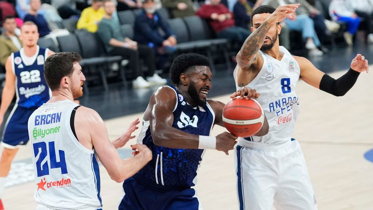 Bahçeşehir Koleji, Anadolu Efes’i deplasmanda devirdi