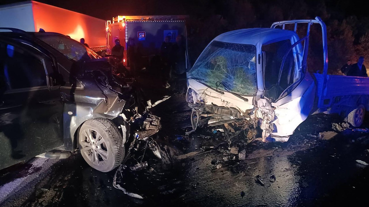 Sakarya’da korkunç kaza! Araçlar hurdaya döndü: Ölü ve yaralı var