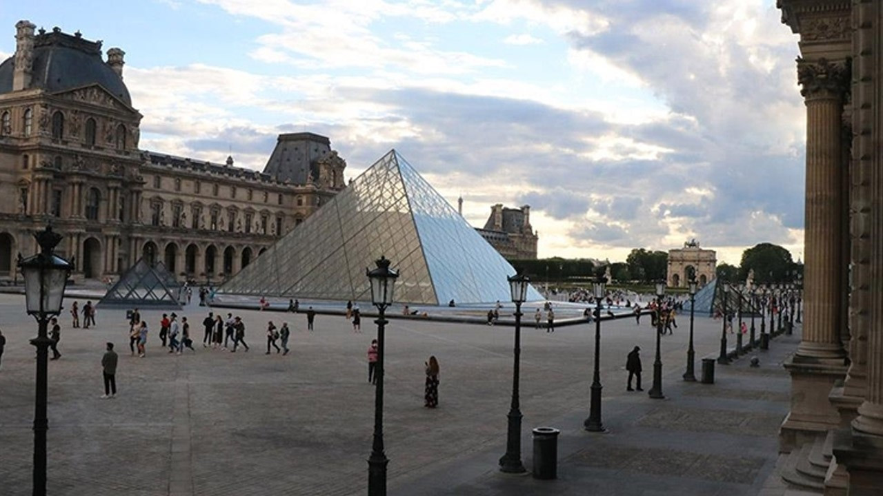 Louvre Müzesi’nde bir skandal daha! Soygunun ardından bu kez su sızıntısı: Yüzlerce antik eser zarar gördü