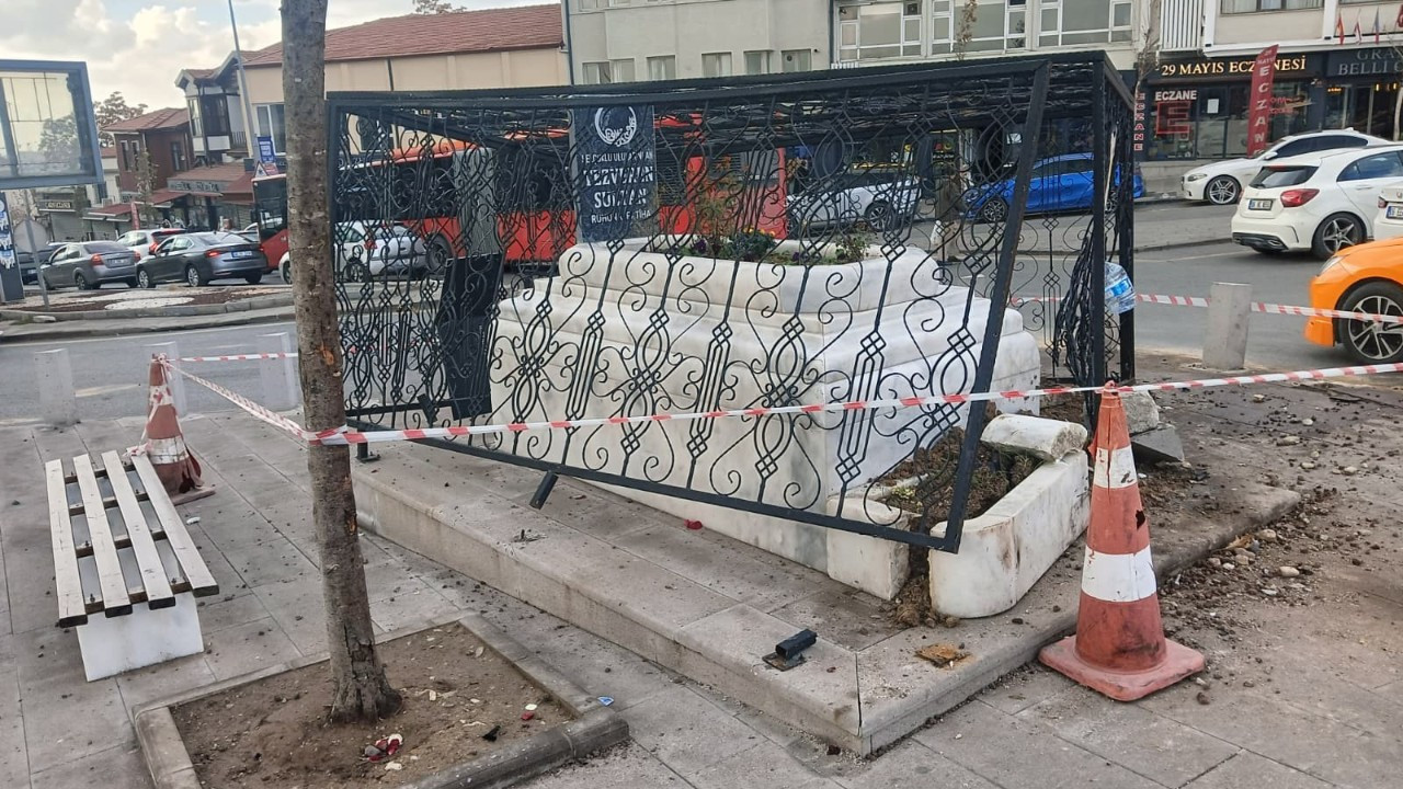 Kazalar bitmiyor! O türbeye yine araba çarptı