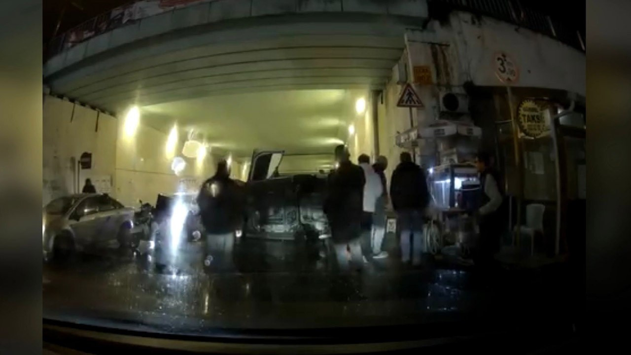 Otomobil refüje çarparak devrildi: O anlar kamerada