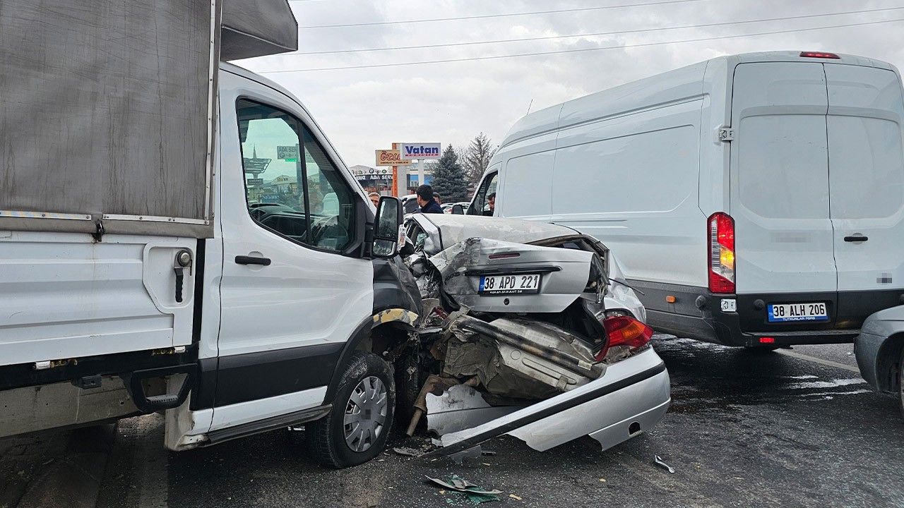 Kayseri’de facia gibi zincirleme kaza! Ortalık savaş alanına döndü: Çok sayıda yaralı var