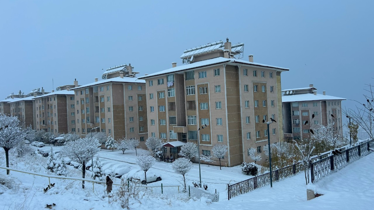 O ilde yoğun kar yağışı! Uçak seferleri rötar yaptı