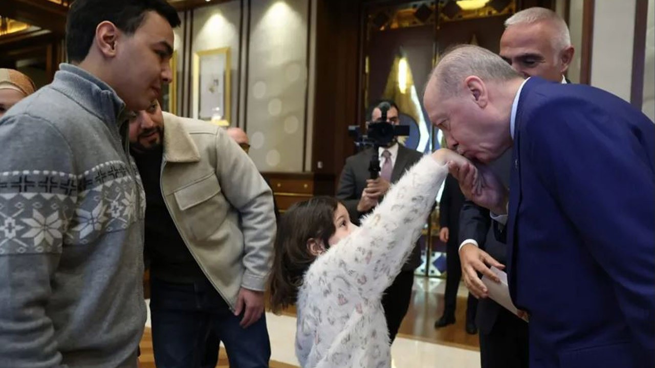 Cumhurbaşkanı Erdoğan, Filistinli Hind Rajab'ın ailesini Külliye'de kabul etti