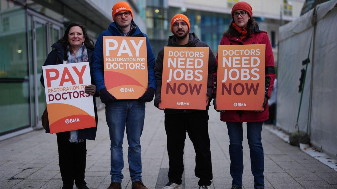 İngiltere'de hekimler greve gitti