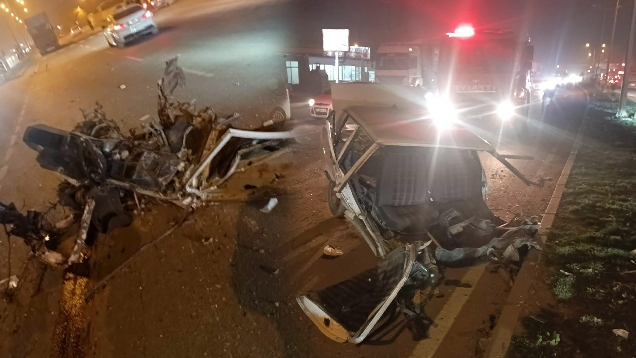 Kaza sonrası korkunç manzara! Tırla çarpışan otomobil ikiye bölündü