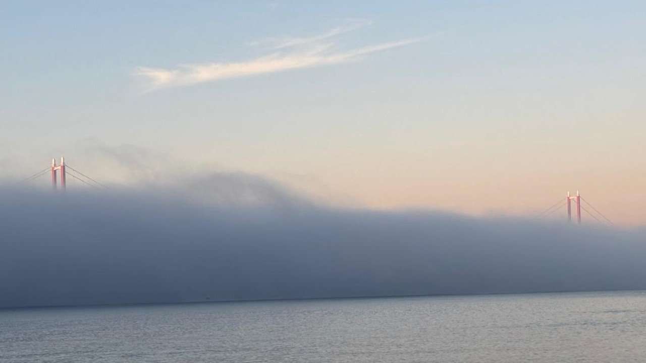 Sis nedeniyle çift yönlü trafiğe kapatılan Çanakkale Boğazı açıldı