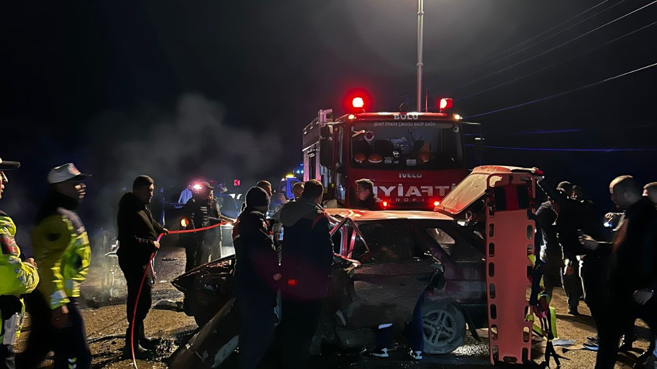 İki otomobil kafa kafaya çarpıştı! Ortalık savaş alanına döndü: Çok sayıda yaralı var