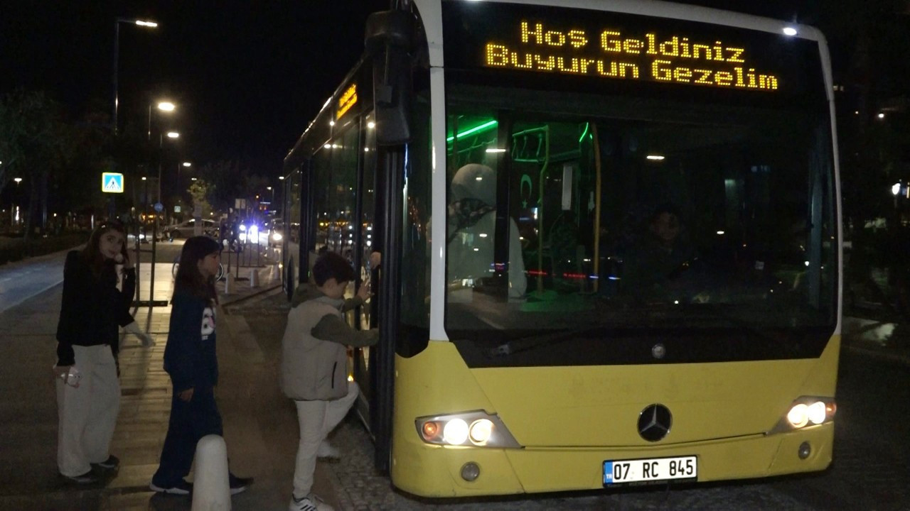 Antalya sokaklarında sarı sürpriz! Mahalleli her akşam bu otobüste buluşuyor! 'Böyle bir eğlence görmedik'