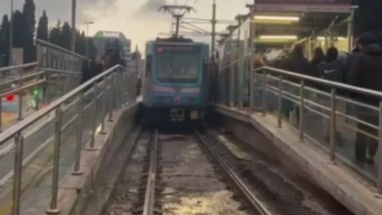 Topkapı’da tramvay raydan çıktı