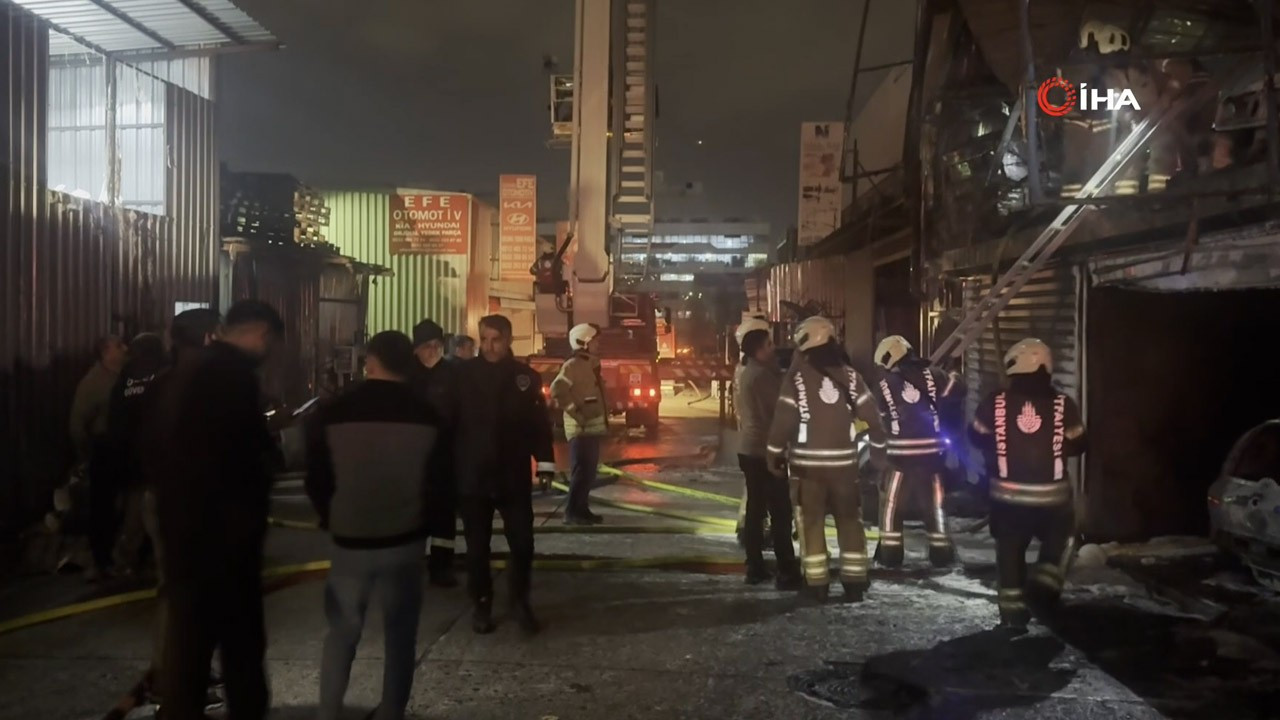 Başakşehir'de oto sanayi sitesinde korkutan yangın! Çok sayıda ekip sevk edildi