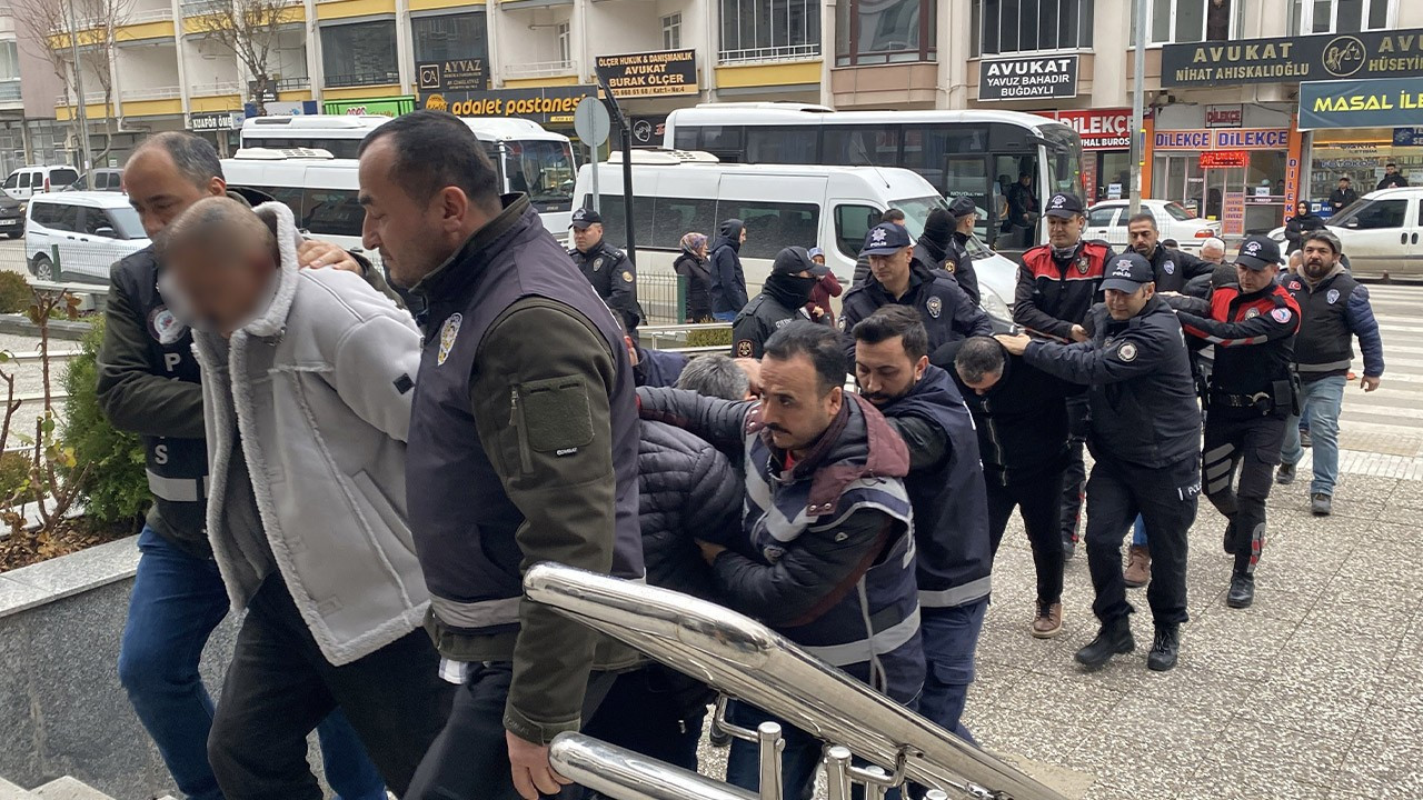 Araç satmak isteyen vatandaşları dolandıran şebeke çökertildi!