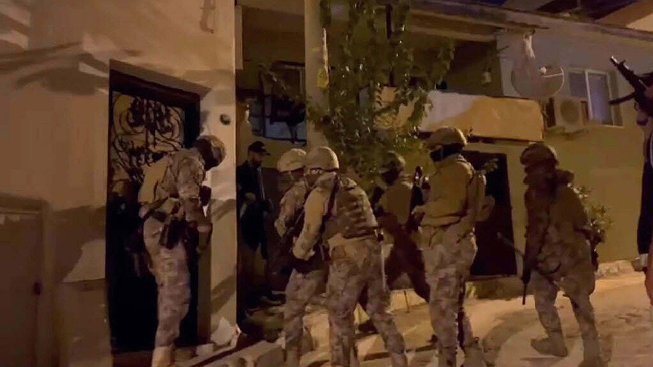 İzmir'de FETÖ operasyonu: 15 kişi gözaltına alındı