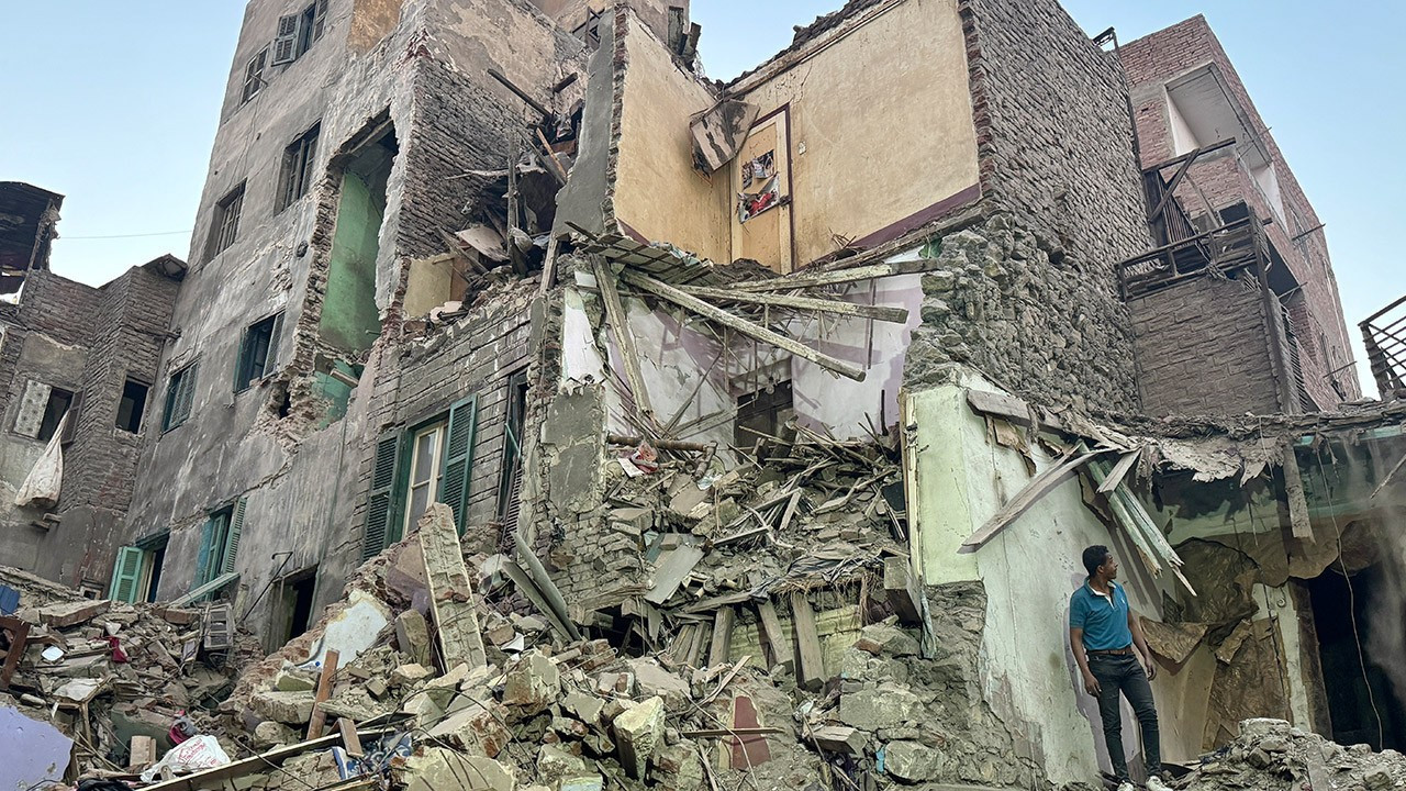 Mısır'da korku dolu anlar! 5 katlı bina çöktü: Çok sayıda can kaybı var