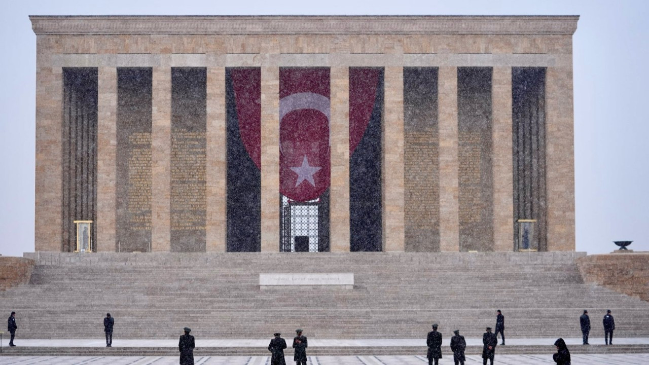 Ankara'da mevsimin ilk karı yağdı! Kartpostallık görüntüler oluştu