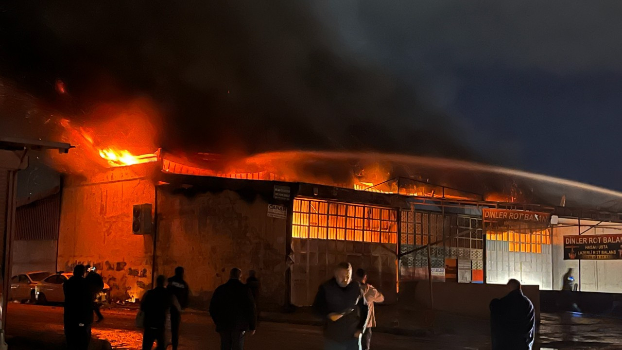 Hatay’da sanayi sitesinde yangın faciası! Alevler 4 iş yerini sardı: Ekipler zamanla yarıştı