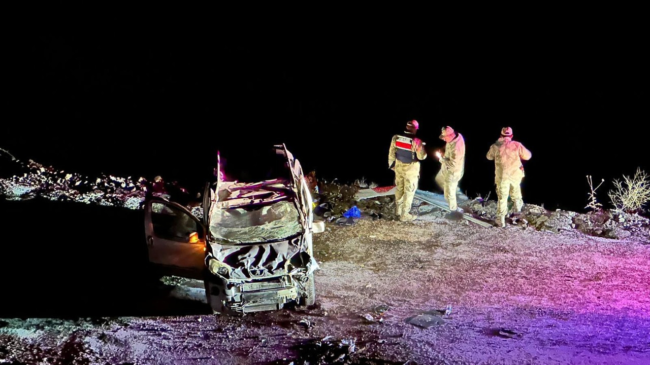 Buzlanan yolda araç şarampole yuvarlandı: 1’i ağır 2 yaralı