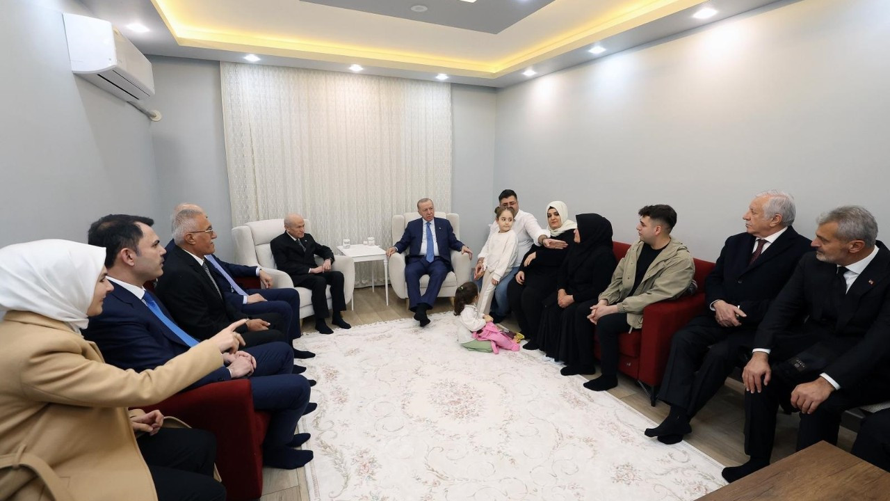 Cumhurbaşkanı Erdoğan ve Bahçeli'den Hatay’da depremzede aileye ziyaret