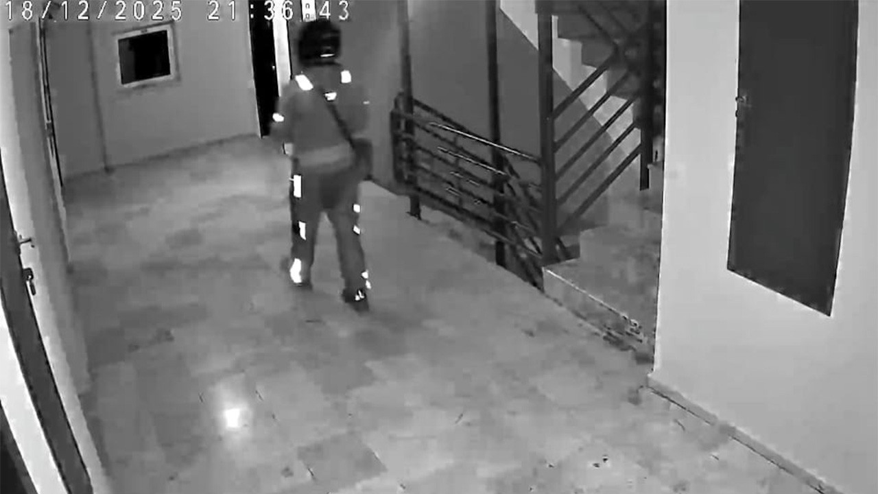 Mide bulandıran anlar! Kuryenin yaptığı pes dedirtti