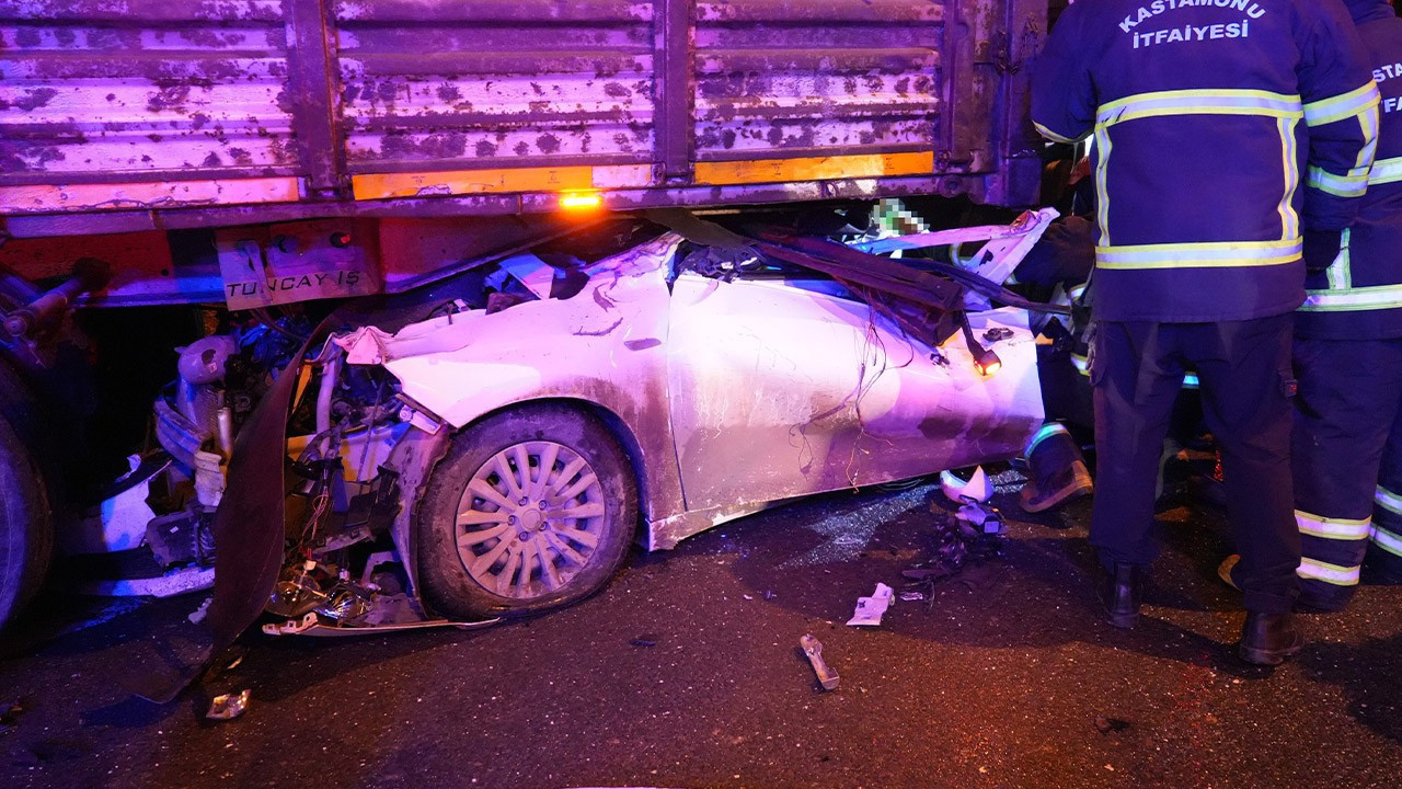 Kastamonu'da korkunç kaza! Otomobil tıra ok gibi saplandı: Ölü ve yaralılar var