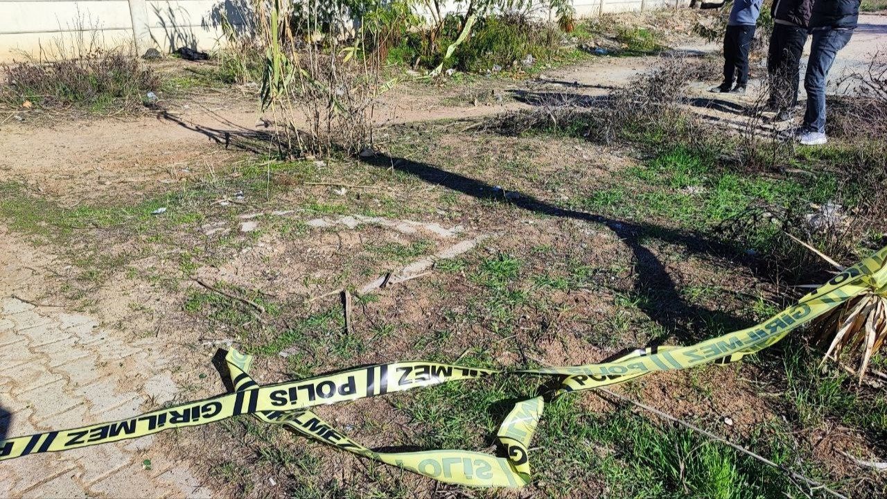 Adana'da yoldan geçenler fark etti! Kadın cesedi bulundu
