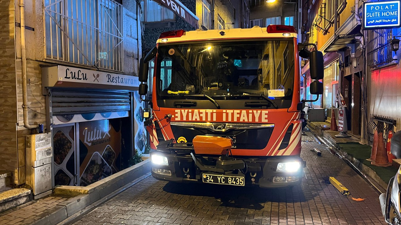 Fatih'te korkutan yangın! O anlar kamerada