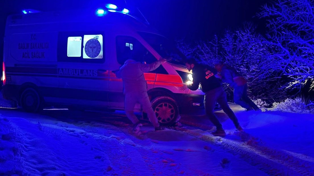 Hasta taşıyan ambulans yoldan çıktı: Kurtarmak için seferber oldular