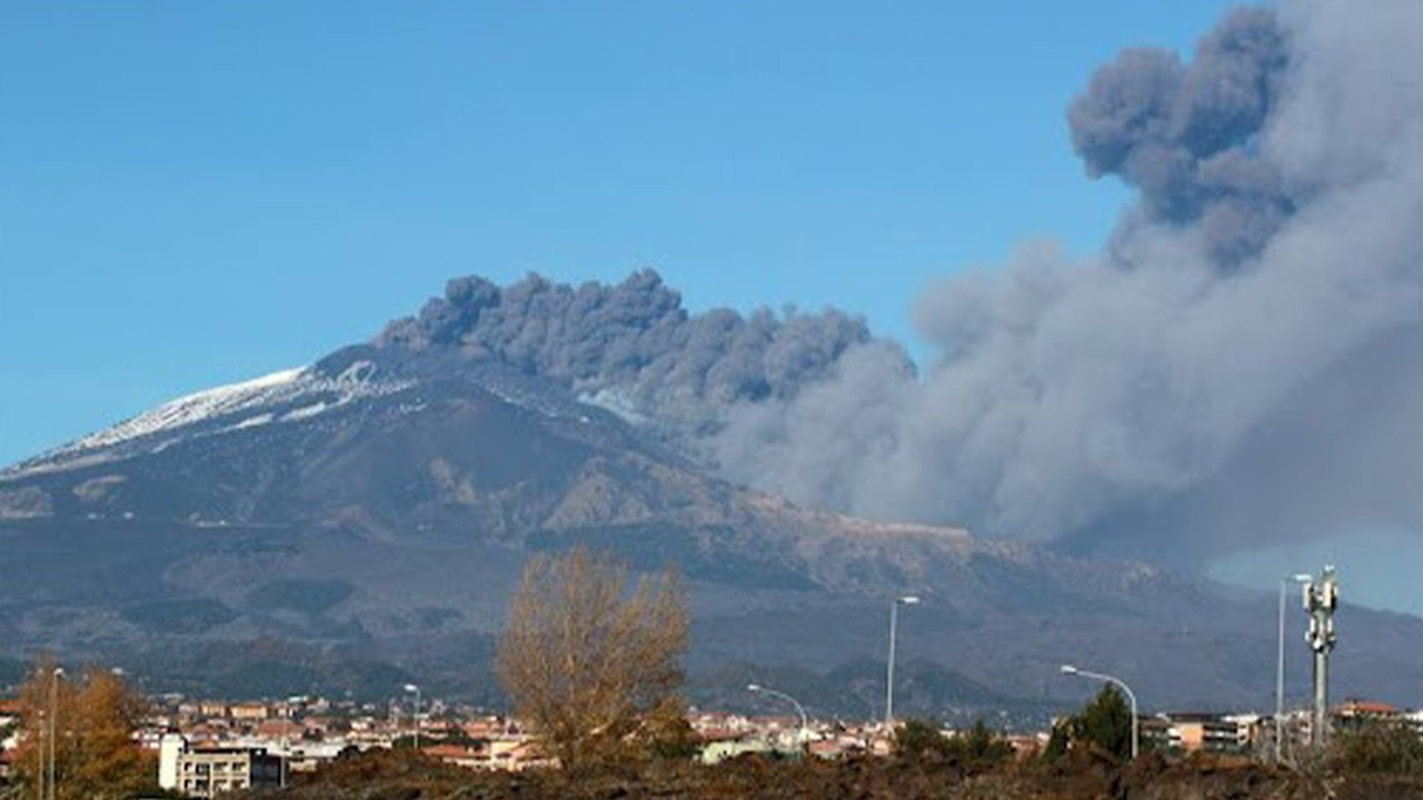 Etna Yanardağı yeniden harekete geçti!